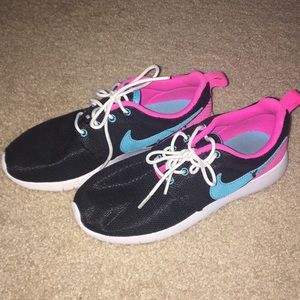 🌟Girls Nike Roshe🌟